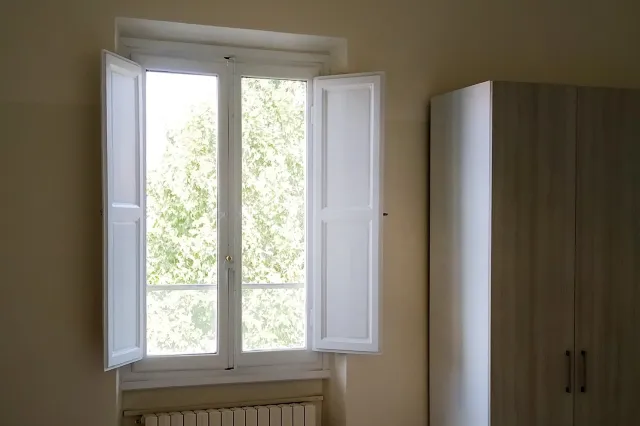 interno di una camera con una finestra illuminata