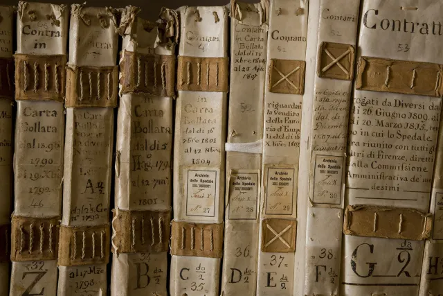 libri storici esposti su uno scaffale 