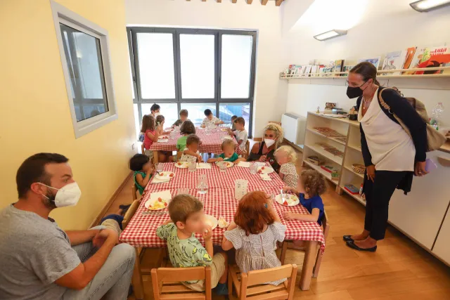 Attività in una scuola dell'infanzia dell'Istituto degli Innocenti