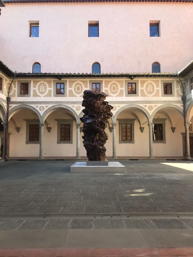 La scultura monumentale di Cragg nel Cortile degli Uomini dell'Istituto
