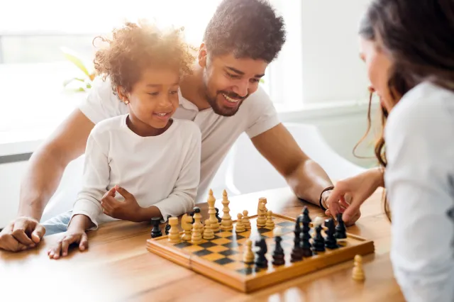 Genitori e figli che giocano insieme