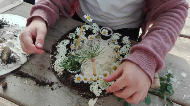 bambina in giardino con fiori