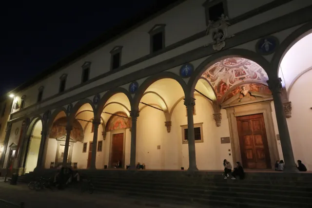 il loggiato degll'Istituto degli Innocenti illuminato di giallo per l'8 marzo