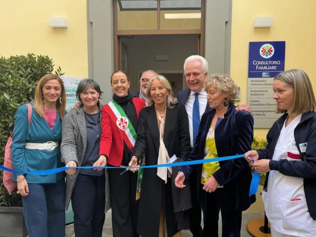 il taglio del nastro all'inaugurazione del nuovo Consultorio all'Istituto degli Innocenti