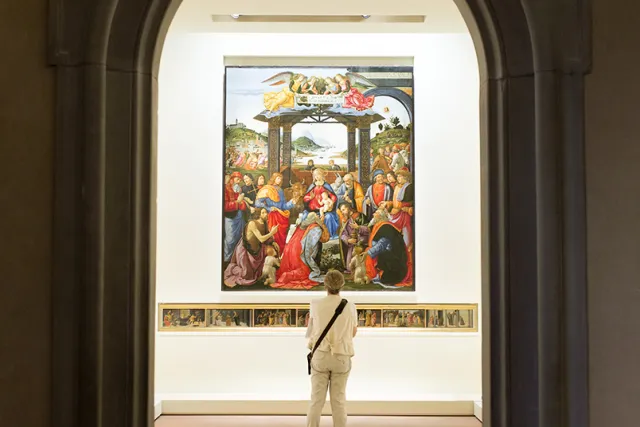 Sala museale detta del Ghirlandaio con dipinto di Domenico Ghirlandaio all'interno e un visitatore che lo osserva
