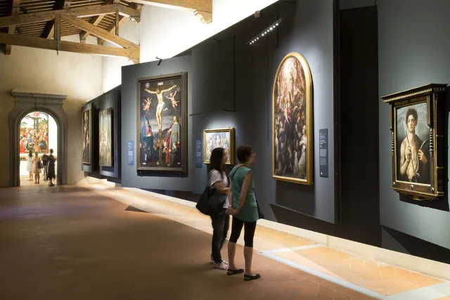 Veduta della Galleria d'arte museale con visitatori che osservano dipinti