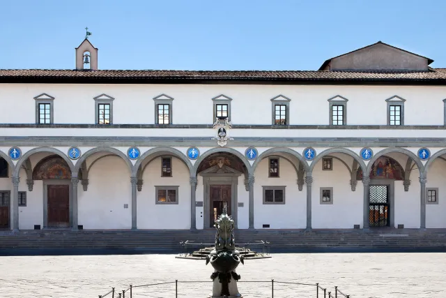 facciata di edificio con loggiato di Brunelleschi sormontato da galleria finestrata