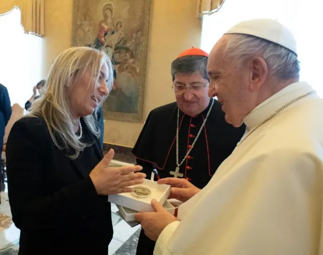 La presidente dell'Istituto Maria Grazia Giuffrida consegna a Papa Francesco una medaglia realizzata in occasione del Seicentenario