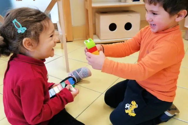 due bambini giocano ridendo assieme