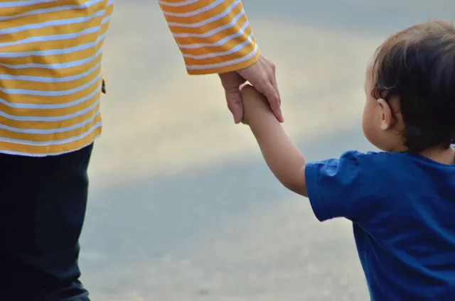 foto di donna con bambino