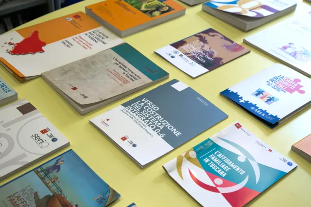 libri in esposizione disposti in ordine su un ripiano