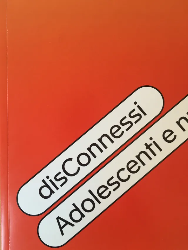 copertina del volume disConnessi. Adolescenti e nuove tecnologie