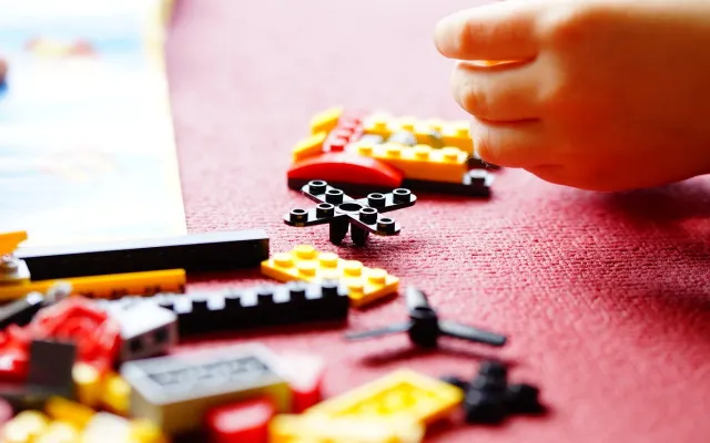 bambino che gioca con i mattoncini Lego