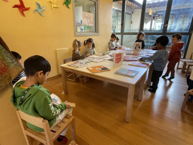 Bambini che leggono intorno ad un tavolo