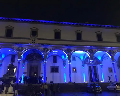 il Loggiato dell'Istituto degli Innocenti illuminato di blu