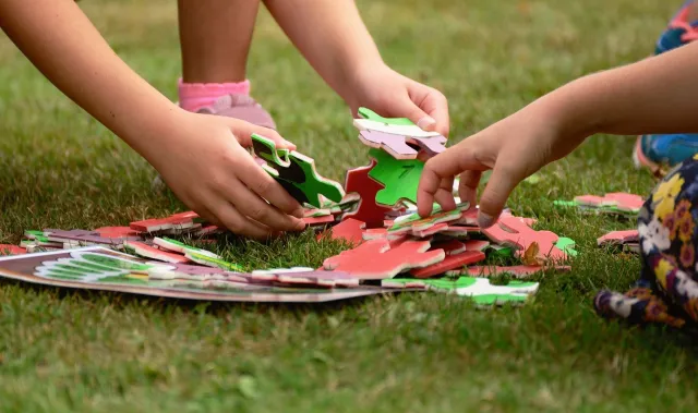 immagine di bambini che compongono un puzzle per evocare il tema al centro del documento Policy per la promozione e la tutela dei diritti delle bambine e dei bambini