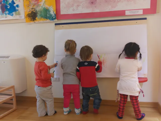 bambini che disegnano