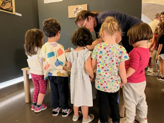 gruppo di bambini all'inaugurazione della mostra I bambini e i luoghi d’arte