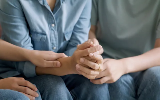 mani intrecciate per esprimere solidarietà