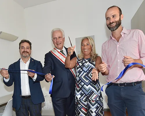 il taglio del nastro all'inaugurazione della nuova stanza in Casa Madri