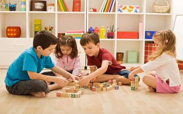 immagine di bambini che giocano per evocare il tema del seminario La progettazione curricolare nei poli dell’infanzia