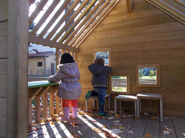 bambini all'interno di una casetta all'aperto