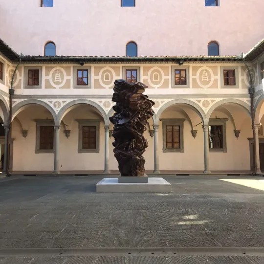 La scultura monumentale di Cragg nel Cortile degli Uomini dell'Istituto