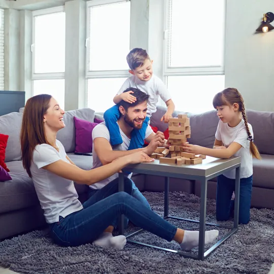 Bambini e genitori che giocano insieme