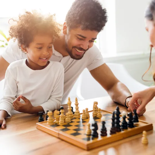 Genitori e figli che giocano insieme