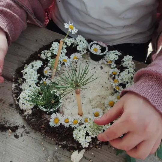 bambina in giardino con fiori