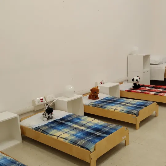 Lettini di bambini con pupazzi