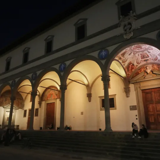 il loggiato degll'Istituto degli Innocenti illuminato di giallo per l'8 marzo