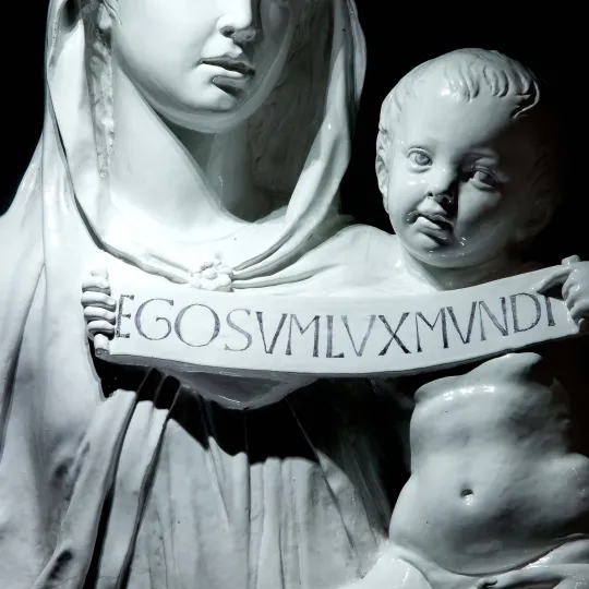 terracotta invetriata raffigurante Madonna con Bambino, il quale regge un cartiglio