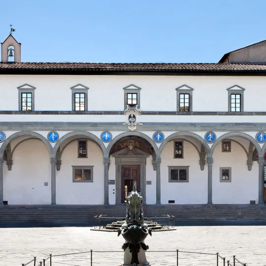 facciata di edificio con loggiato di Brunelleschi sormontato da galleria finestrata