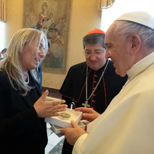 La presidente dell'Istituto Maria Grazia Giuffrida consegna a Papa Francesco una medaglia realizzata in occasione del Seicentenario