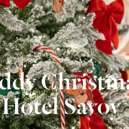 albero di Natale addobbato con le creazioni di Gianpiero D'Alessandro all'Hotel Savoy di Firenze