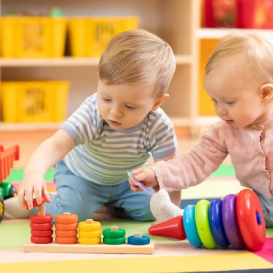 bambini piccoli che giocano
