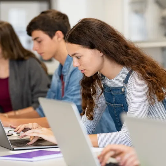 adolescenti davanti al computer