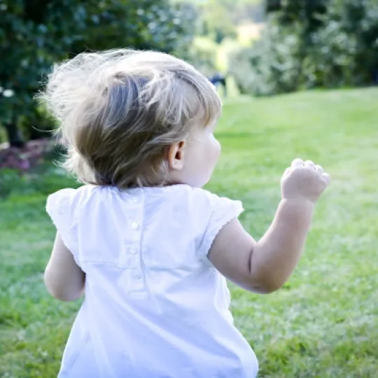 bambina che corre