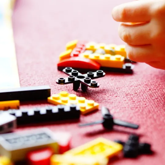 bambino che gioca con i mattoncini Lego