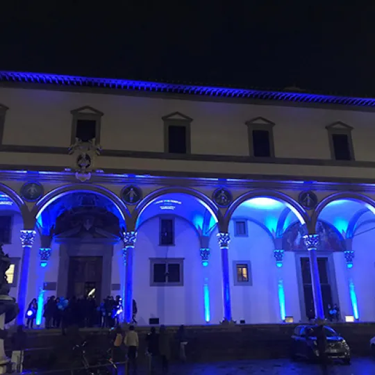 il Loggiato dell'Istituto degli Innocenti illuminato di blu