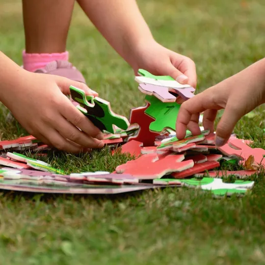 immagine di bambini che compongono un puzzle per evocare il tema al centro del documento Policy per la promozione e la tutela dei diritti delle bambine e dei bambini