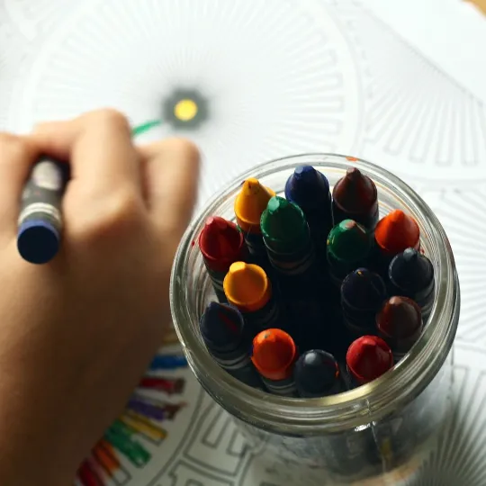 bambino che disegna