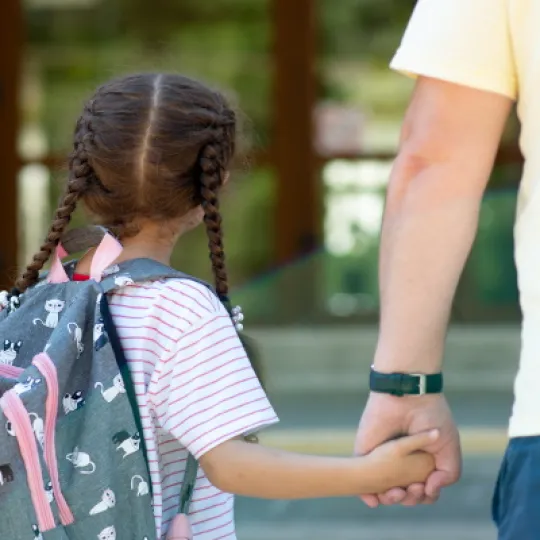 padre che accompagna la figlia a scuola