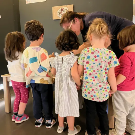 gruppo di bambini all'inaugurazione della mostra I bambini e i luoghi d’arte