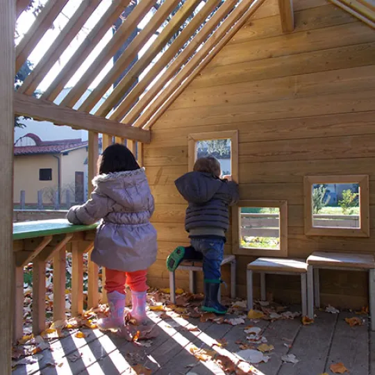 bambini all'interno di una casetta all'aperto