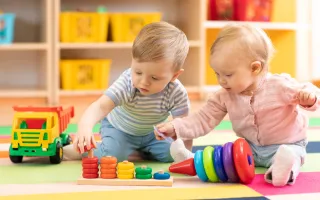 bambini piccoli che giocano