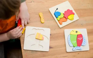 bambino che compone un puzzle