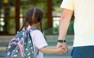 padre che accompagna la figlia a scuola