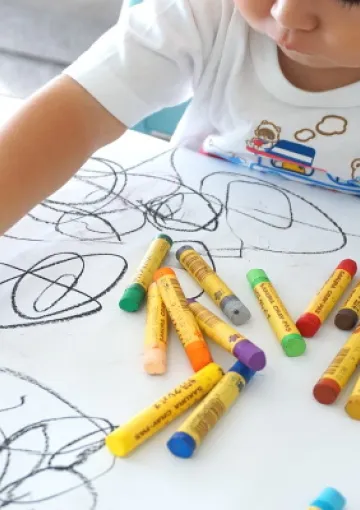 bambino che disegna